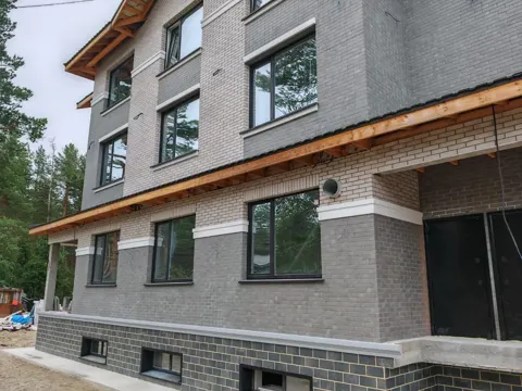 Scandiano Beige / Mattone Grafit на объекте — ракурс 2